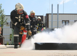 В Волгограде подожгли строительную базу