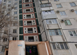 В Волгограде на козырьке дома нашли труп 17-летнего парня