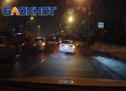 Пять автомобилей столкнулись в Волгограде на пешеходном переходе