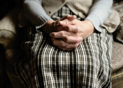 Предлагала помощь по хозяйству: 25-летняя фроловчанка отправилась под суд за 9 эпизодов обмана пенсионеров