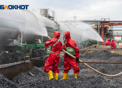 Нефтебаза загорелась под Волгоградом после падения обломков БПЛА