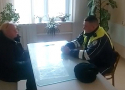 Волгоградка вынесла продуты мимо кассы и сбила продавца на Ford