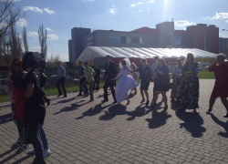 Молодожены из Волгограда после обручения вышли на зарядку