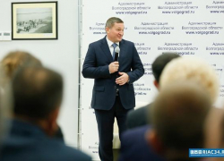 Губернатор Андрей Бочаров бесплатно раздал чиновникам 120 автомобилей