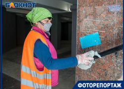 Безликая серость: в центре Волгограда при ремонте перехода закрасили мозаики