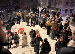 «Мы на большом сугробе, кто не пришел — лохи»: знаменитая московская снежная дюна переехала на тусовку в Волгоград