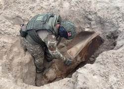 Взрыв 250-килограммовой авиабомбы сняли на видео в Волгограде 