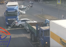 Волгоград встал в крупной пробке у «Акварели»