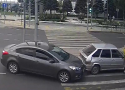 Водитель KIA  врезался в «четырнадцатую» в Волгограде и спровоцировал ДТП с пешеходом: авария попала на видео 