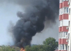 "Сгорело несколько домов": очевидцы сняли крупный пожар в Волгограде