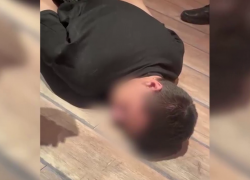 Лицом в пол уложили силовики пособников телефонных мошенников в Волгограде