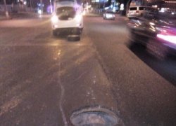 Водитель потерял колесо в открытом люке на Второй Продольной Волгограда
