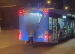 Дети-зацеперы продолжают устраивать опасные покатушки на троллейбусах в Волгограде