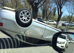 Перевернутую Audi сняли на видео очевидцы в Дзержинском районе Волгограда