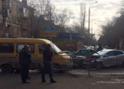 В тройном ДТП с маршруткой на севере Волгограда пострадали пенсионерка и 37-летняя женщина