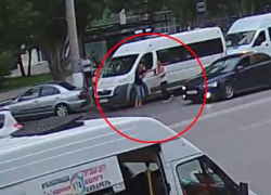 Водители двух маршруток подрались в Волгограде: пассажиры сняли драку на видео