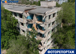 Стена отвалилась 10 лет назад: тревожные снимки заброшенного общежитие Минобороны в Волгограде