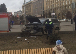 В Волгограде на Аллее Героев Mercedes протаранил ограждение
