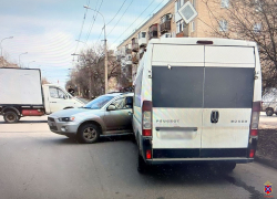 Маршрутка №46с попала в тройное ДТП в Волгограде: фото