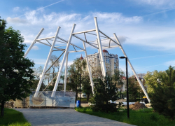 Странный объект появился в Комсомольском саду: что происходит