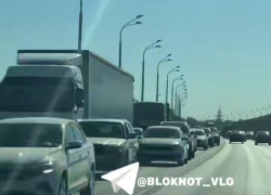 "Танцующий мост" застыл в гигантской пробке в сторону Волгограда