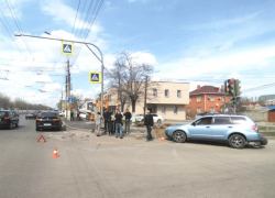 Машину отбросило на пешехода после ДТП в Волгограде