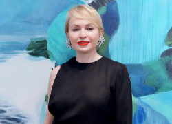 Владелица художественной галереи Светлана Туркина поздравляет волгоградев