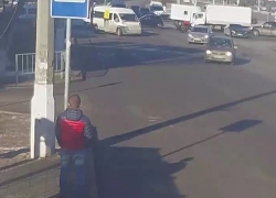 Отлетел, как мячик: шок-авария с мужчиной на переходе в Волгограде попала на видео