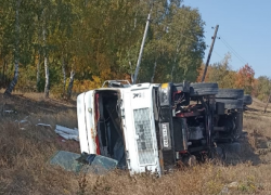 Под Волгоградом фура опрокинулась на глазах у сотрудников скорой помощи 