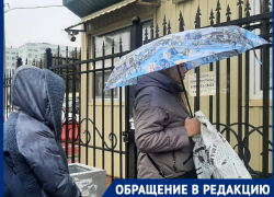«Женщина шла на операцию, не пропустили»: скандальную очередь у больницы №25 Волгограда сняли на видео