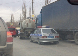 Ассенизатор протаранил фуру и фургон в Волгограде