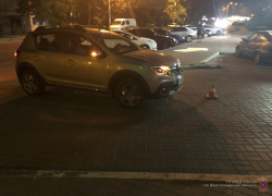 Водитель Renault Sandero сбила пешехода на парковке на юге Волгограда: женщина в больнице