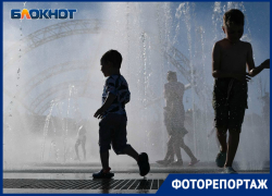 Миллионник с единственным пляжем: волгоградцы спасаются от жары в фонтанах