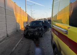В Волгограде смяло попавшую под грузовик легковую: двое пострадавших 