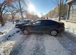 На нечищеной дороге в Волгограде Kia занесло на встречку: водитель в больнице