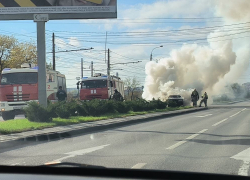 Авто сгорело посреди дороги в Волгограде 