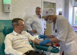 Волгоградский депутат Госдумы самоотверженно сдал пол-литра крови