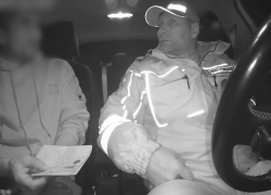 Нелегал без прав с поддельным удостоверением пытался откупиться от инспектора ДПС в Волгограде 