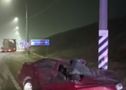 Hyundai «намотало» на столб, погиб пассажир: смертельная авария под Волгоградом попала на видео 