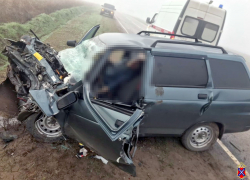 Женщину насмерть смяло в массовом ДТП с фурами под Волгоградом: видео с места