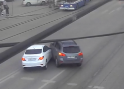 На видео попало столкновение двух иномарок в Волгограде
