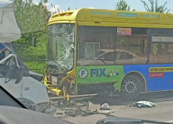 Автобус и грузовик лоб в лоб столкнулись в Волгограде: видео