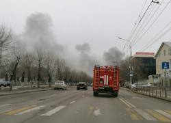 Горят торговые павильоны: подробности пожара на Качинском рынке в Волгограде