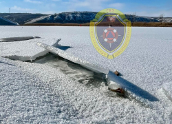 Волгоградский рыбак провалился под лед во время поисков автомобиля