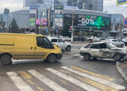 «Водитель выехал на «красный»: в аварии в Волгограде пострадала юная пассажирка