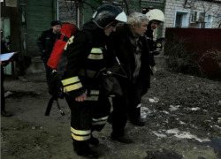 Мужчину спасли из полыхавшей в частном доме комнаты в Волгограде