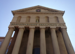 В колонию отправили мать из Волжского, бросавшую 3-летнюю дочь на стену