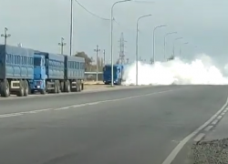 Зерновоз на видео устроил тотальную дымовую завесу на оживленной магистрали Волгограда