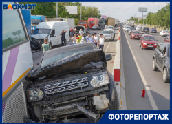 Показываем фоторепортаж шок-столкновения 10 машин в Волгограде 