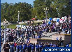 Тысячи студентов заполонили набережную Волгограда 